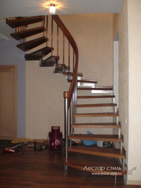 Лестница на косоуре из металла и гнутым поручнем