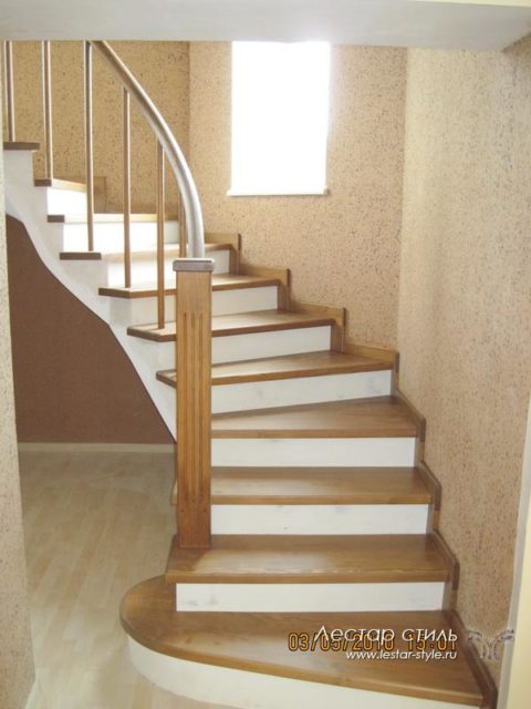 Бетонная лестница с деревянной облицовкой