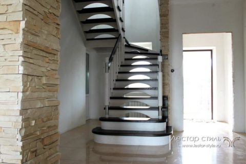 Лестница с комбиниированными балясинами (дерево-металл)