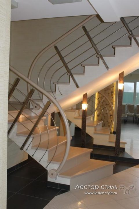 Лестница с металлическим ограждением, на бетонном основании. Отделка бетонной лестницы