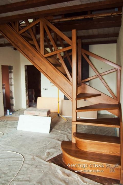 Лестница из массива дерева в бане