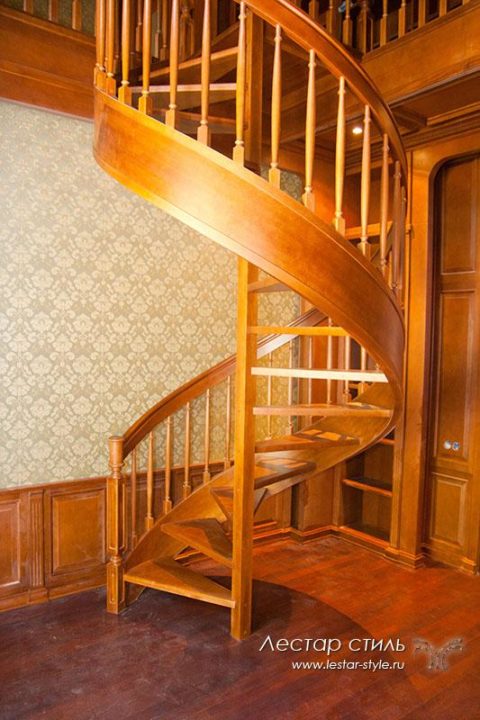 Винтовая лестница (массив бука) с гнутыми тетивой и поручнем
