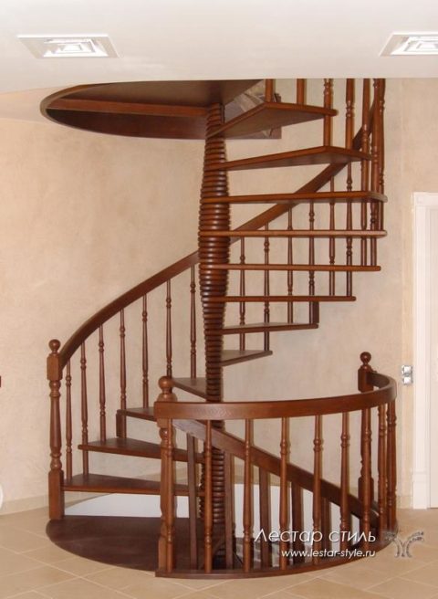 Винтовая лестница из массива дерева