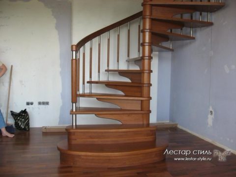 винтовая лестница , гнутый поручень