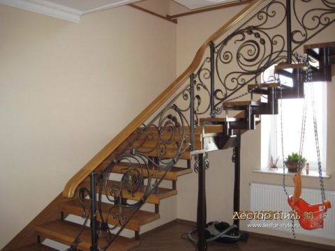 Гнутый дубовый поручень на кованном ограждении
