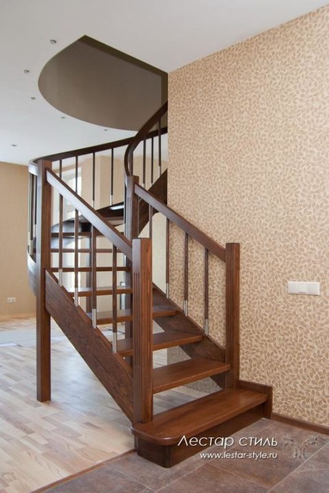 Деревянная лестница с винтовыми ступенями