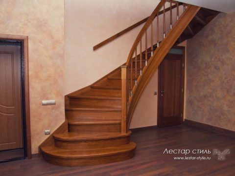 Деревянная лестница с гнутой тетивой и поручнем