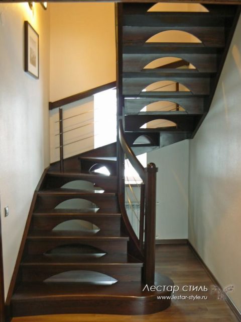 Лестница с гнутой тетивой и поручнем, струнами в ограждении