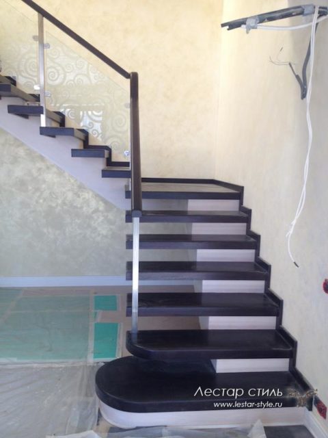 стеклянное ограждение по лестнице
