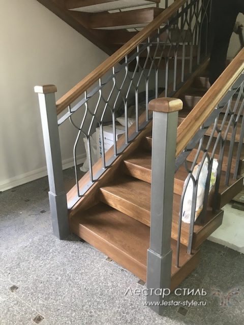 Лестница Стрела Фото деревянной лестницы с ковкой