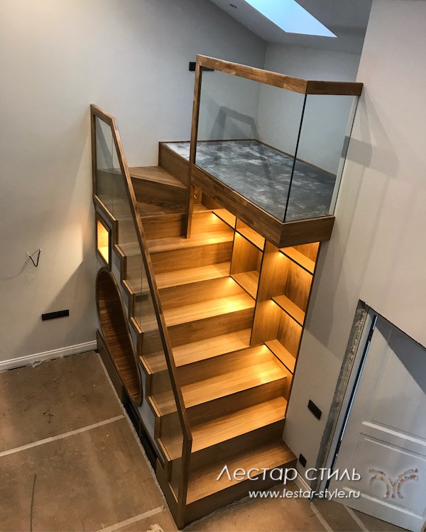 Деревянная лестница с каленым стеклом