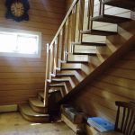 деревянная лестница на смещенных косоурах