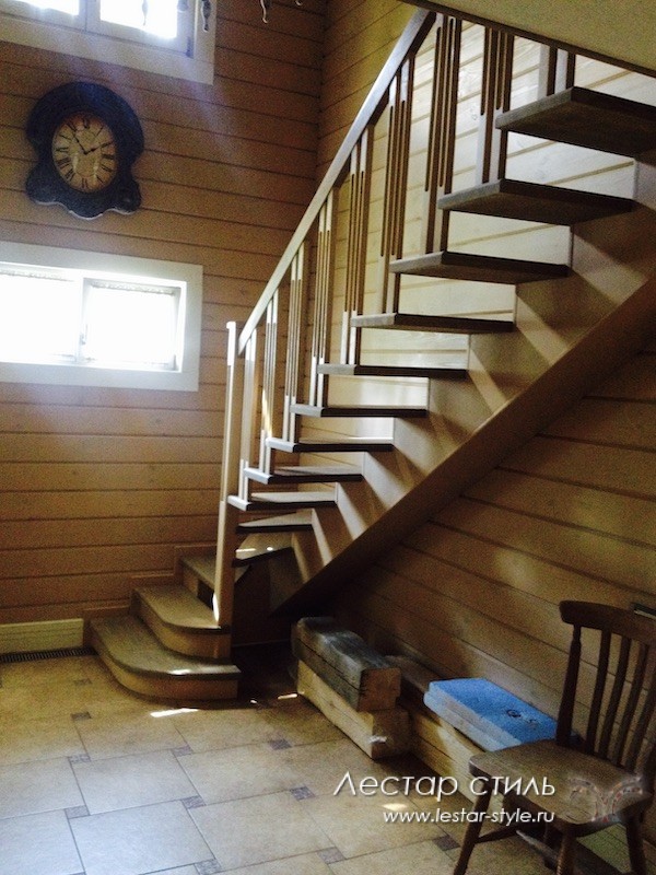 деревянная лестница на смещенных косоурах