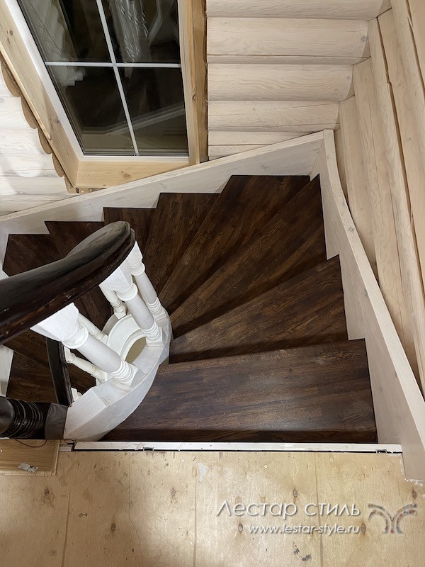  деревянная лестница с балясинами