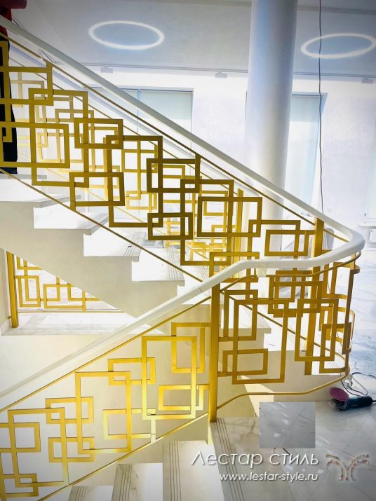 лестница с ковкой