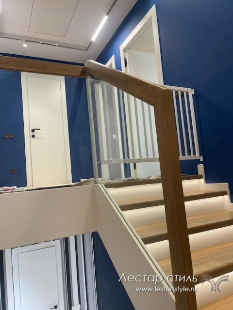 Ограждение для лестницы с перилами из стекла и дерева